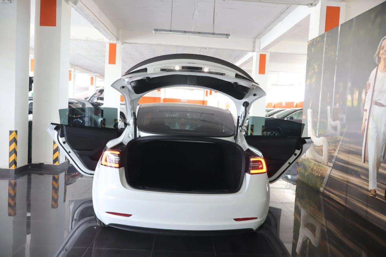 Tesla Model 3 - View model 8