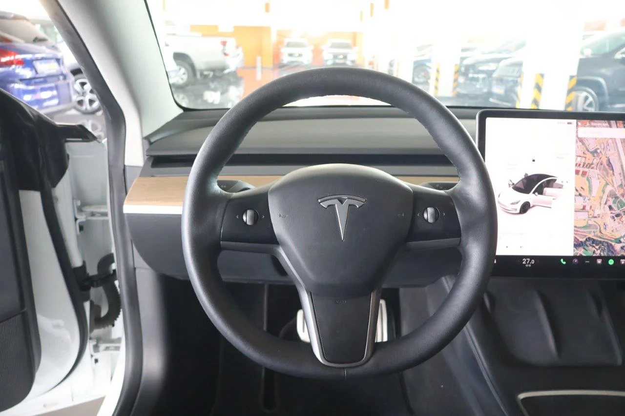 Tesla Model 3 - View model 20