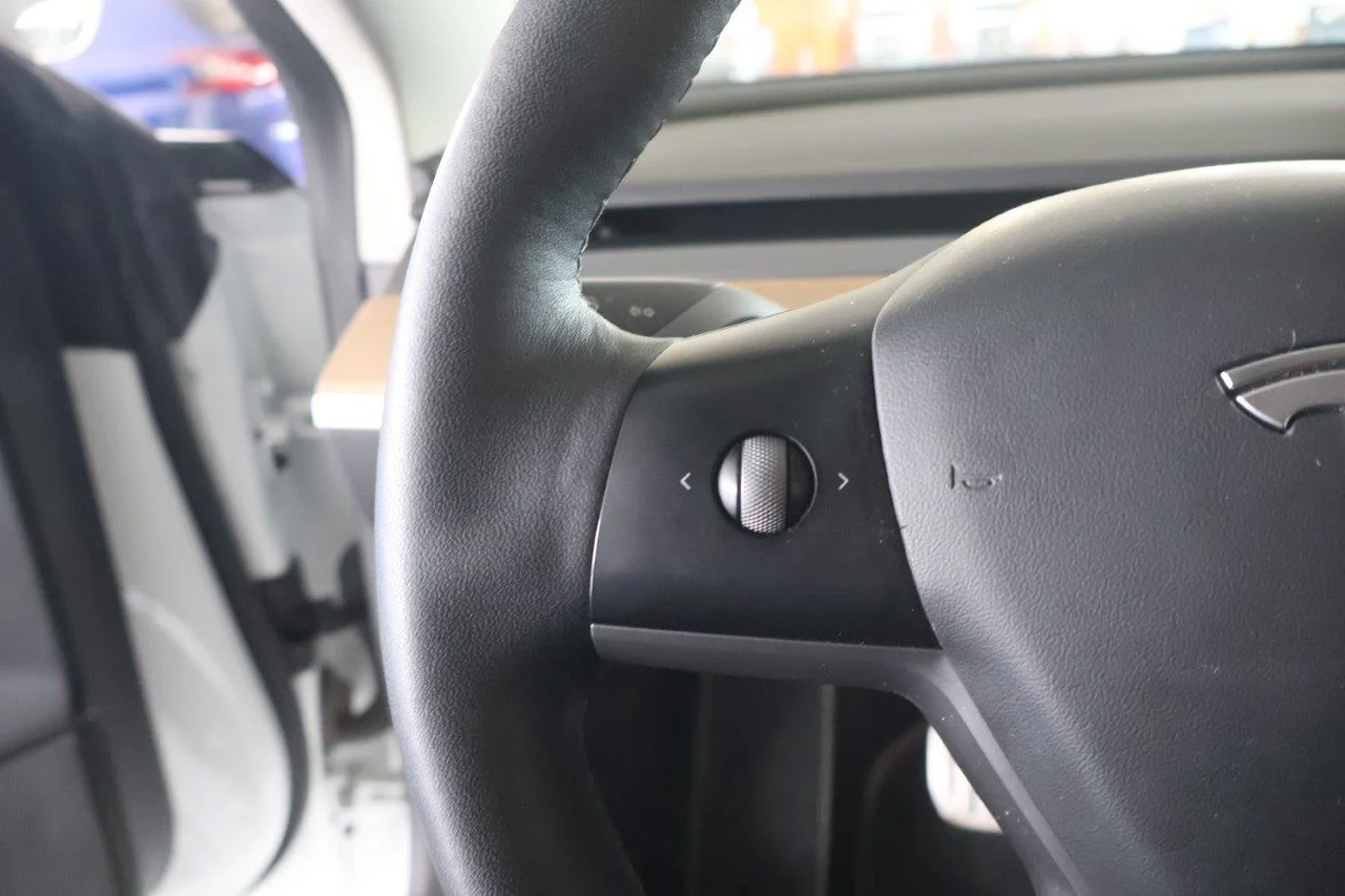 Tesla Model 3 - View model 21