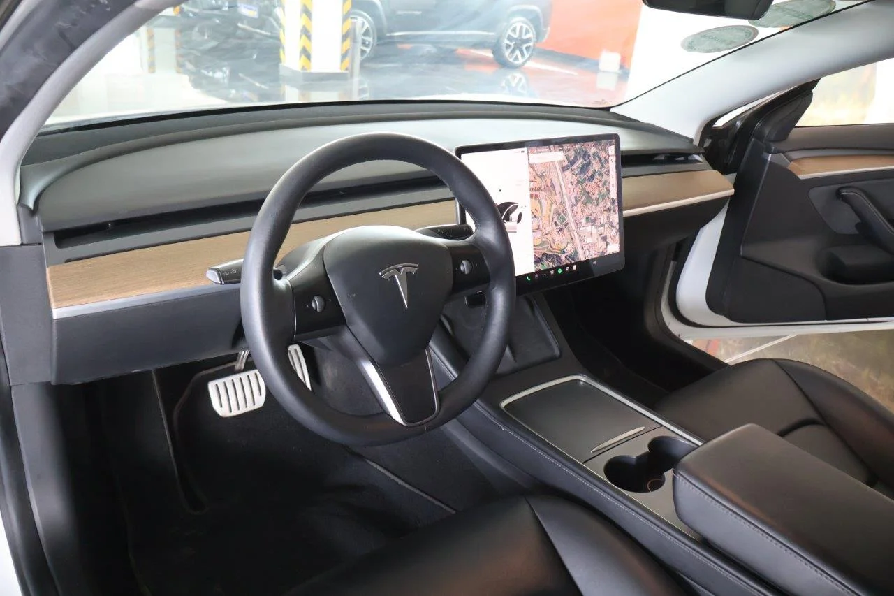 Tesla Model 3 - View model 25