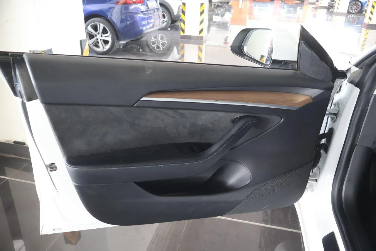 Tesla Model 3 - View model 31