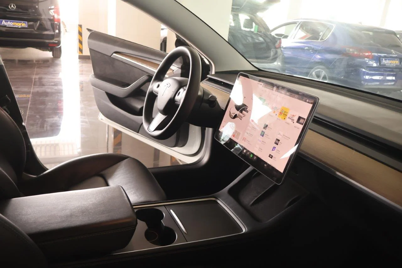 Tesla Model 3 - View model 43
