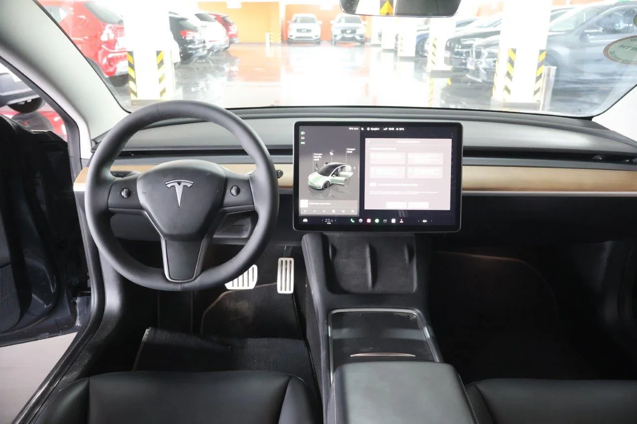Tesla Model 3 - View model 19