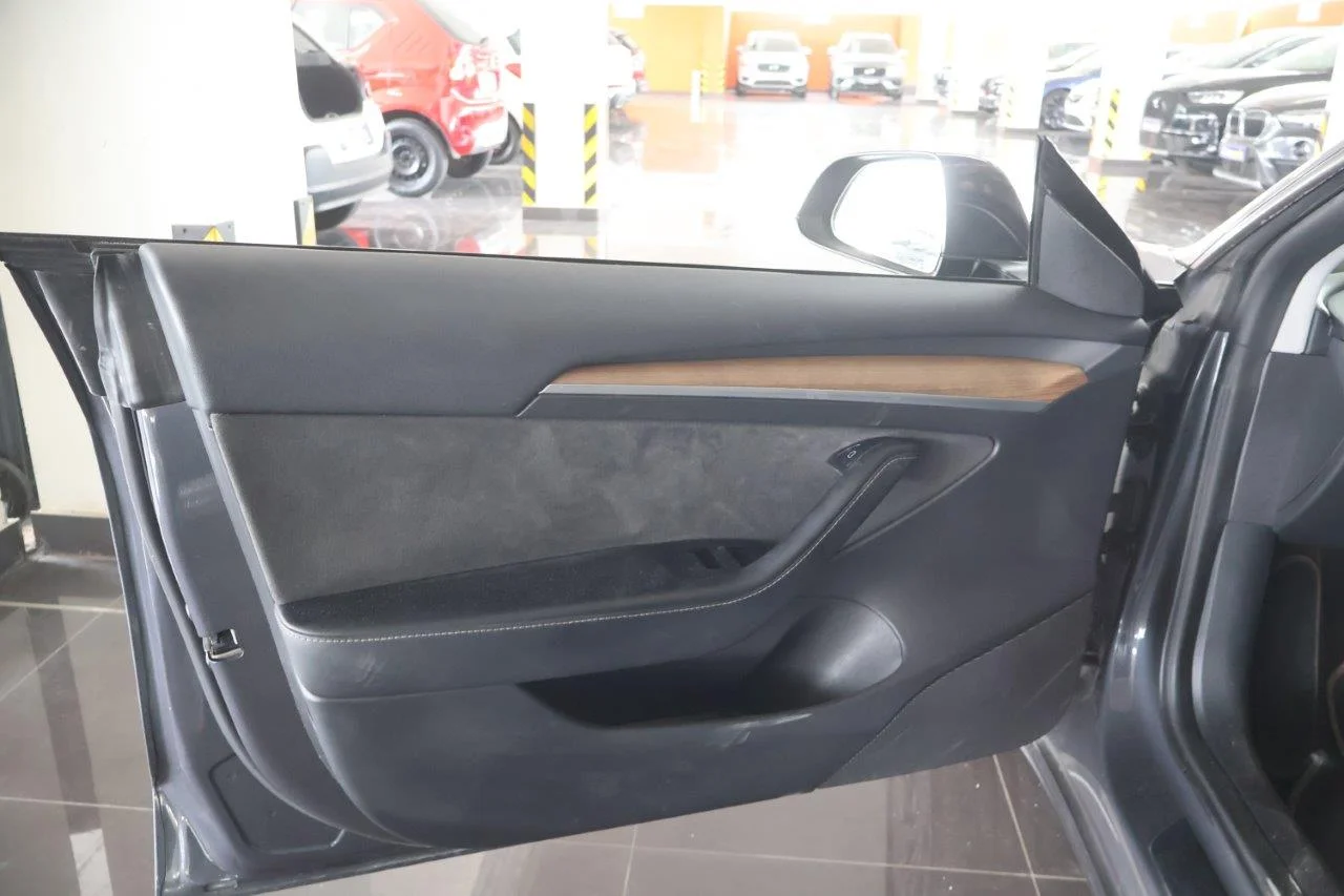 Tesla Model 3 - View model 30