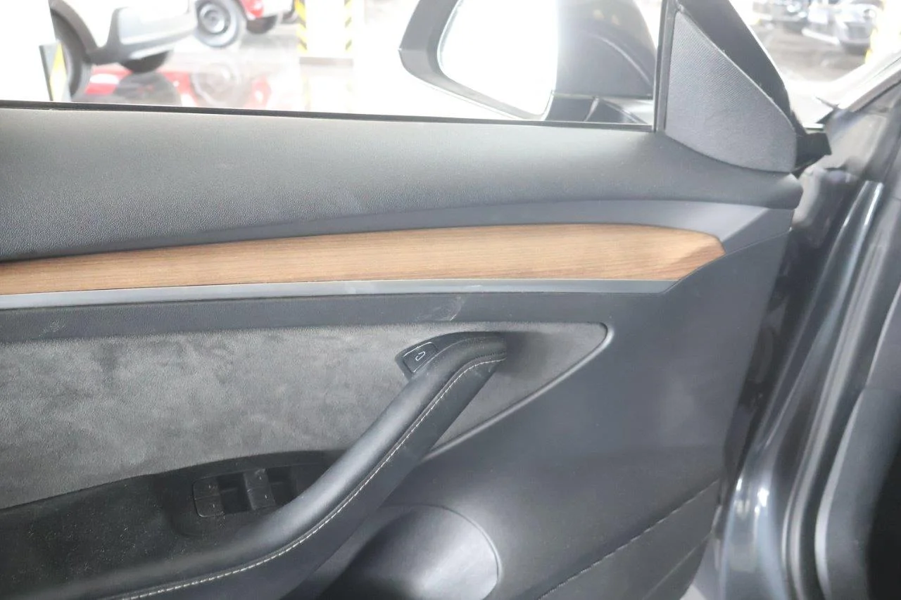 Tesla Model 3 - View model 31
