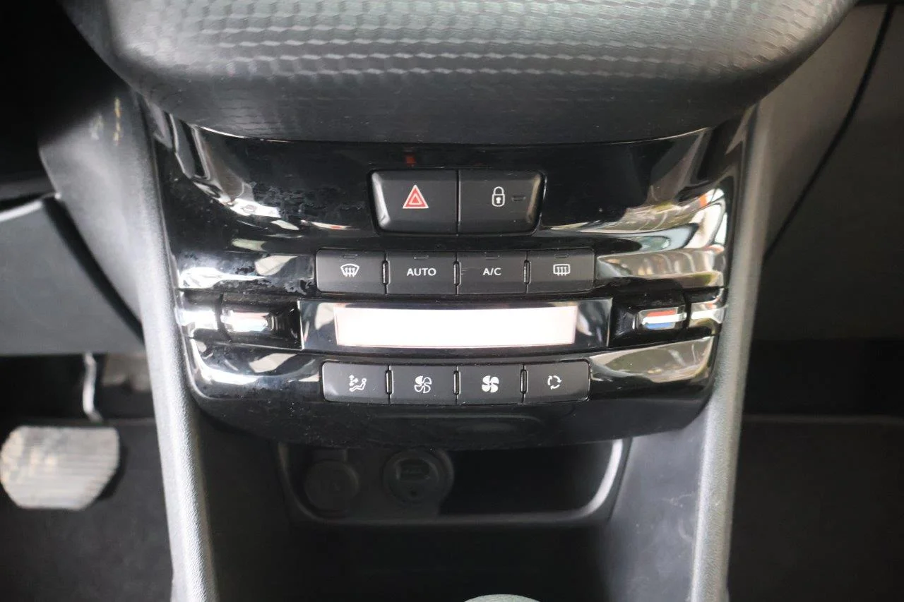 Peugeot 208 - View model 24