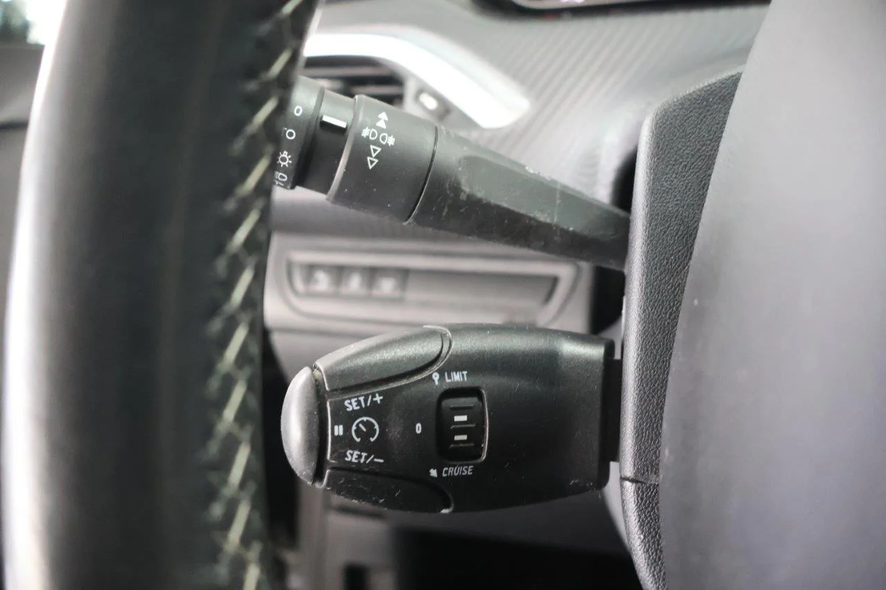 Peugeot 208 - View model 28
