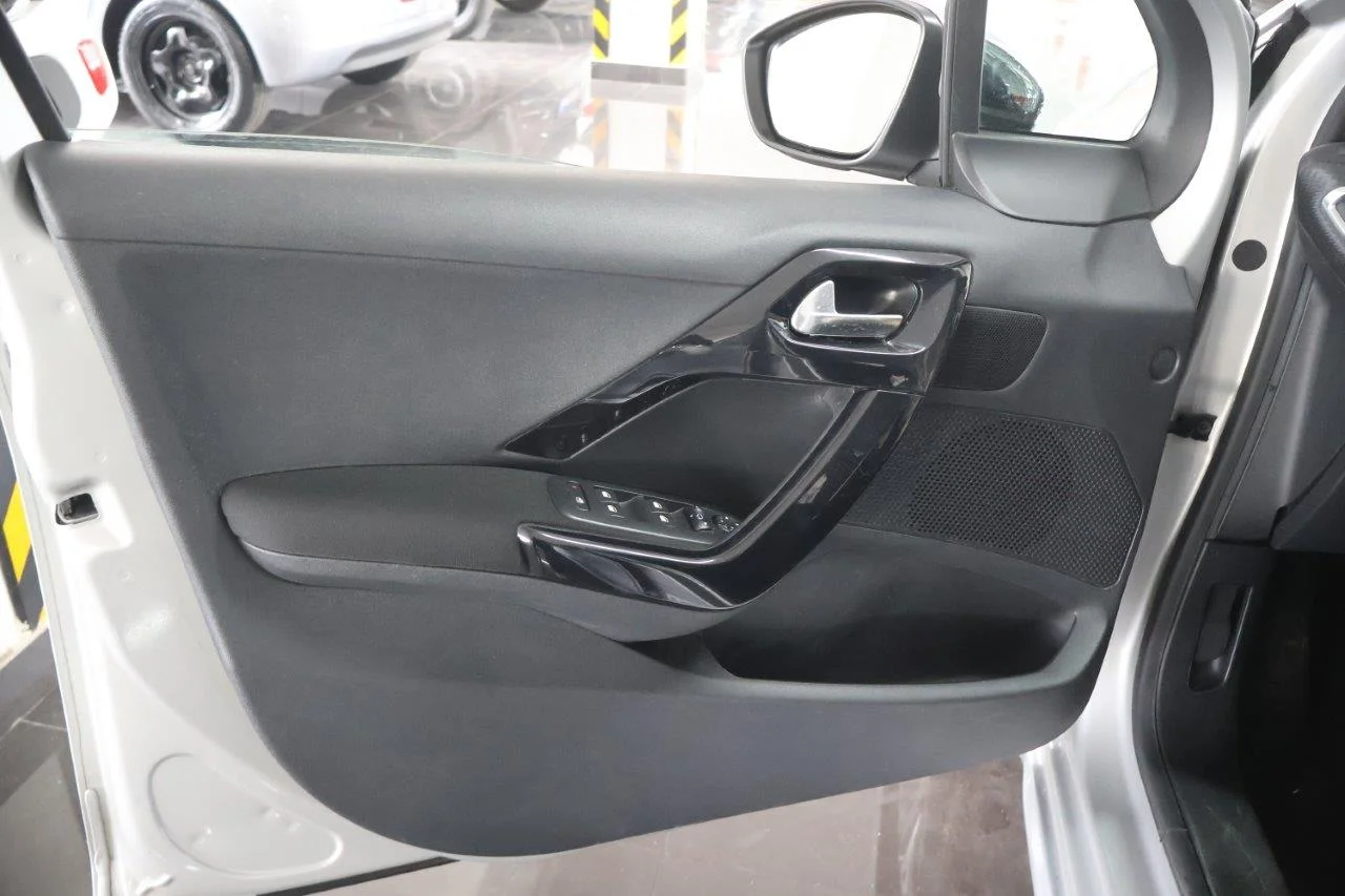 Peugeot 208 - View model 31