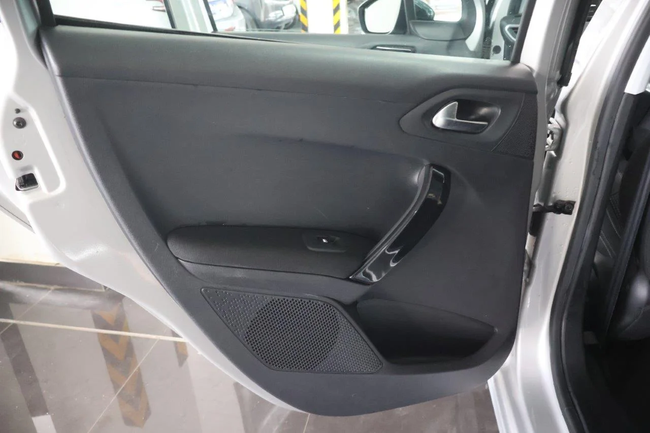 Peugeot 208 - View model 35