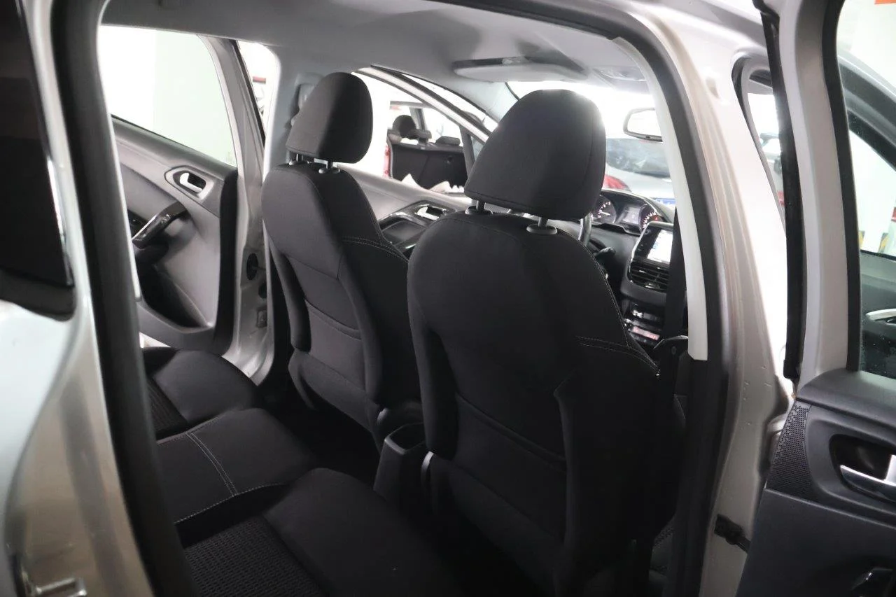Peugeot 208 - View model 37