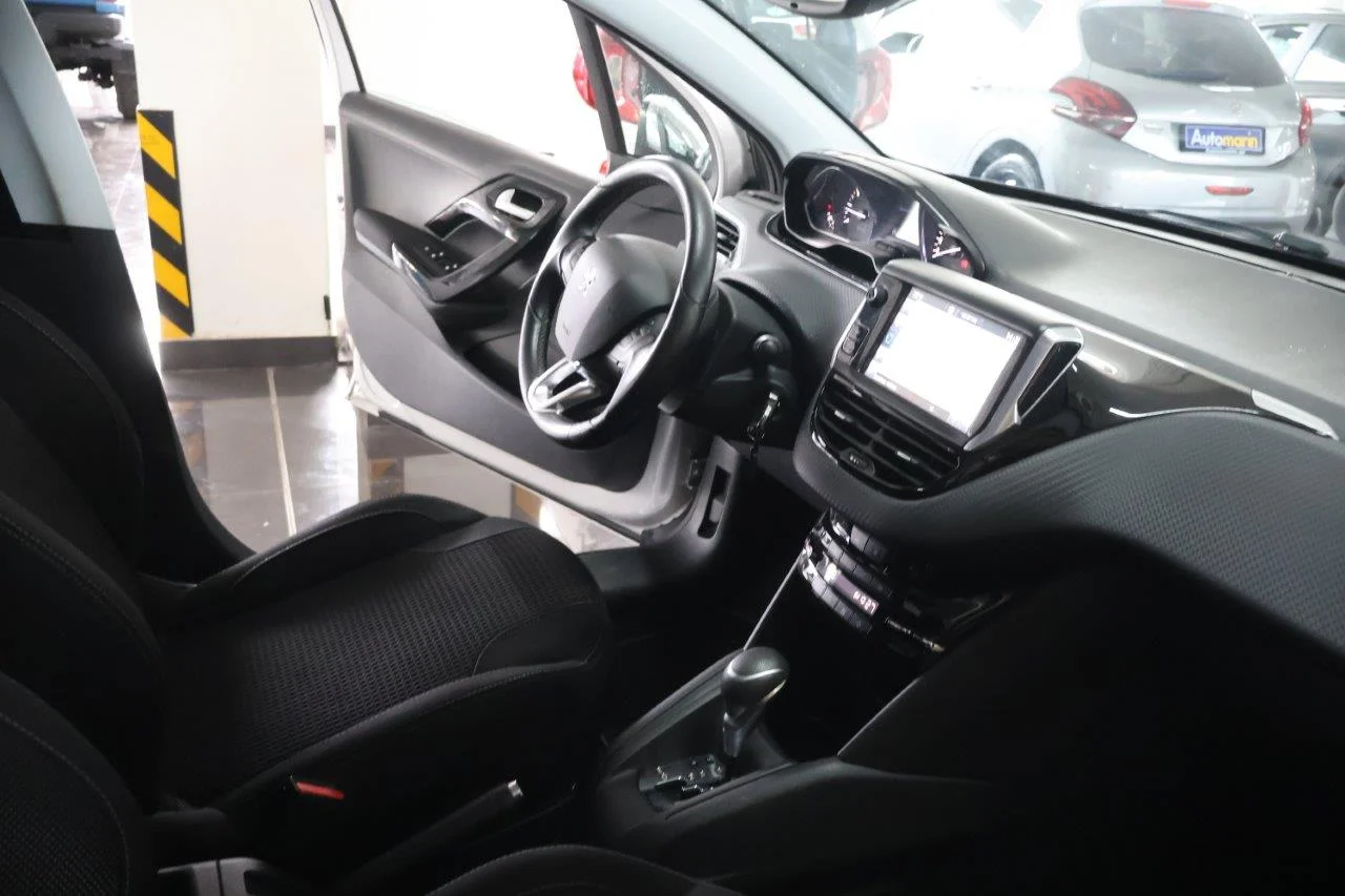 Peugeot 208 - View model 40