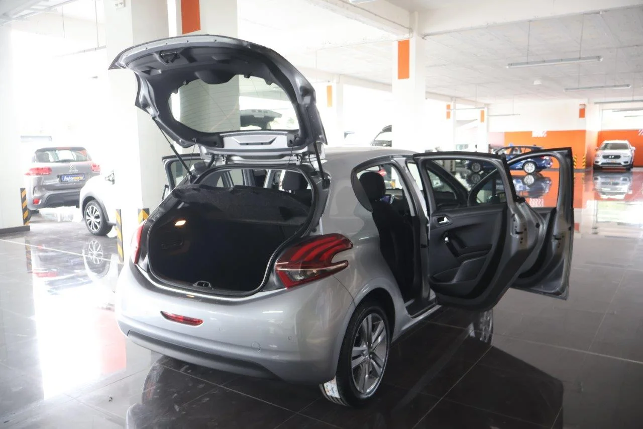 Peugeot 208 - View model 7