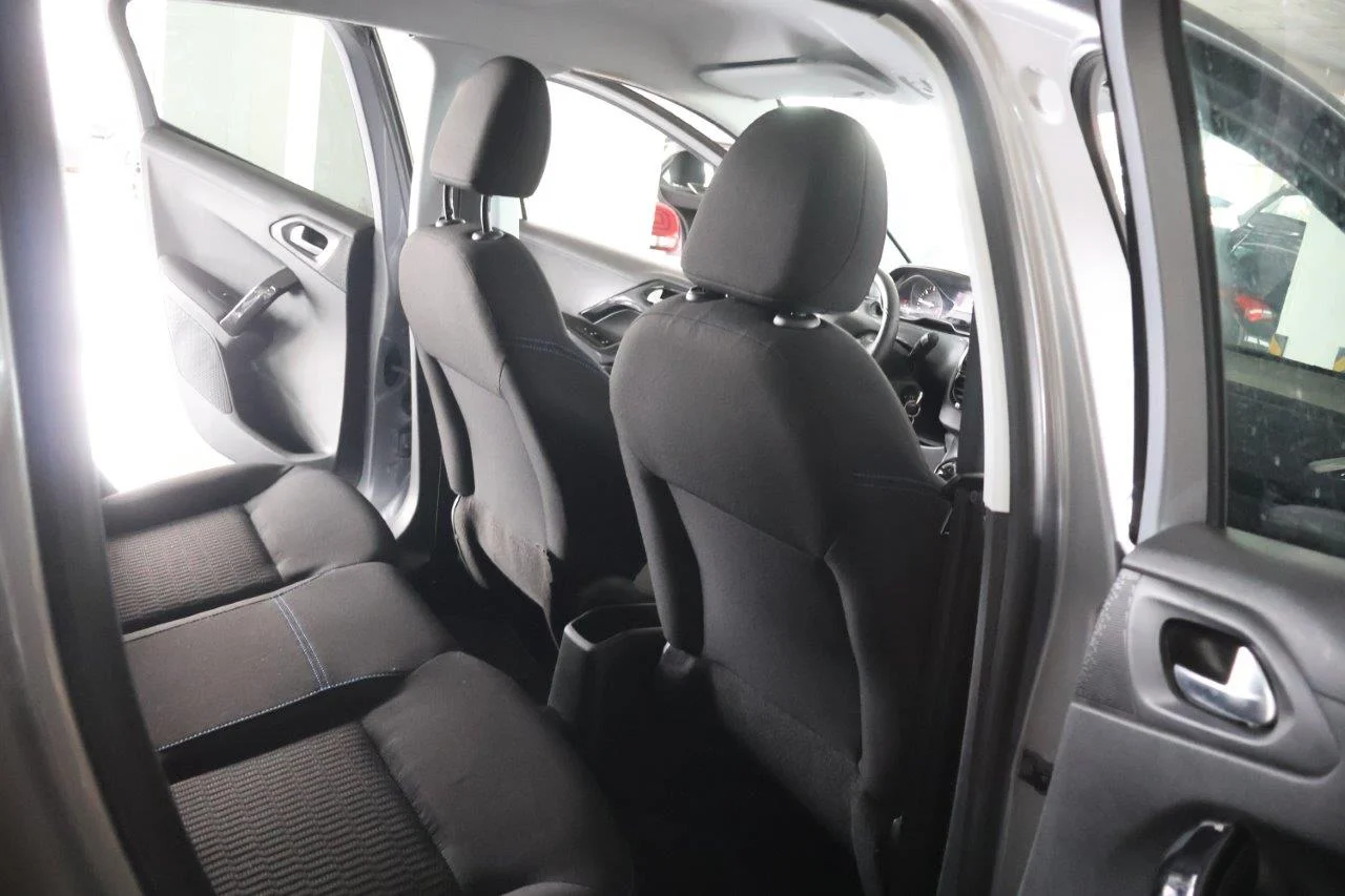 Peugeot 208 - View model 37