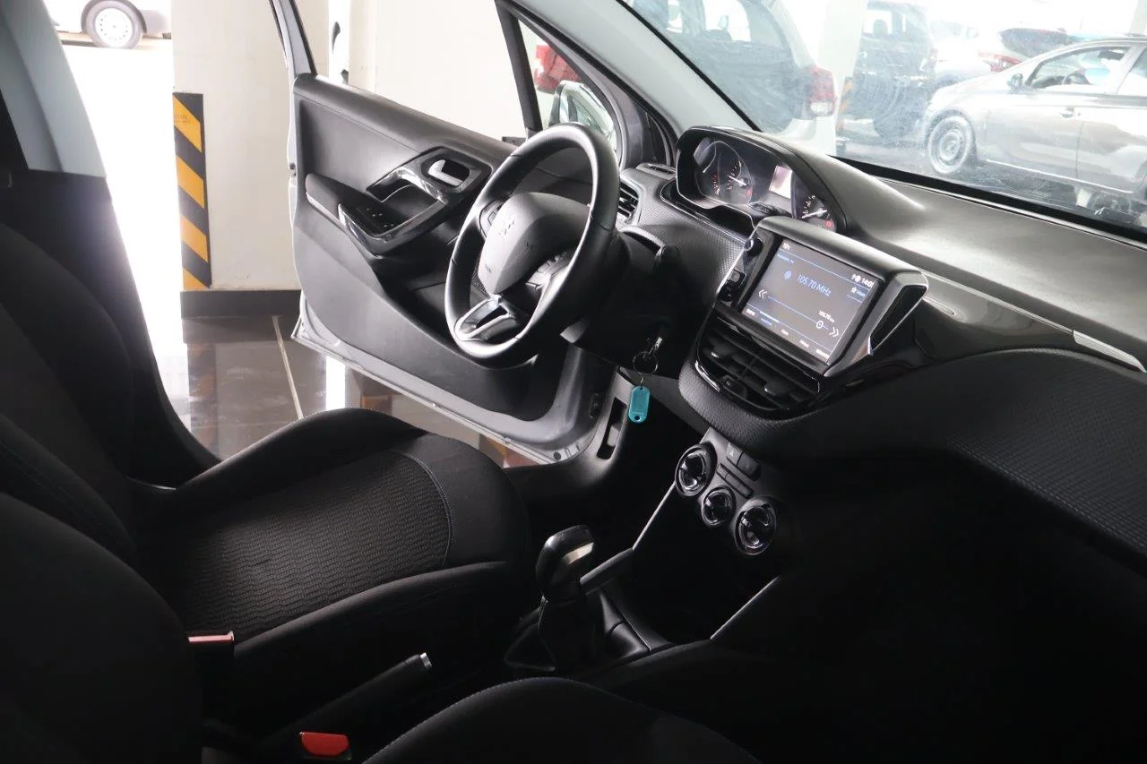 Peugeot 208 - View model 40