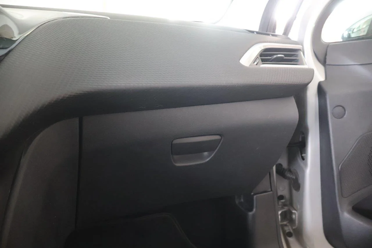 Peugeot 208 - View model 28