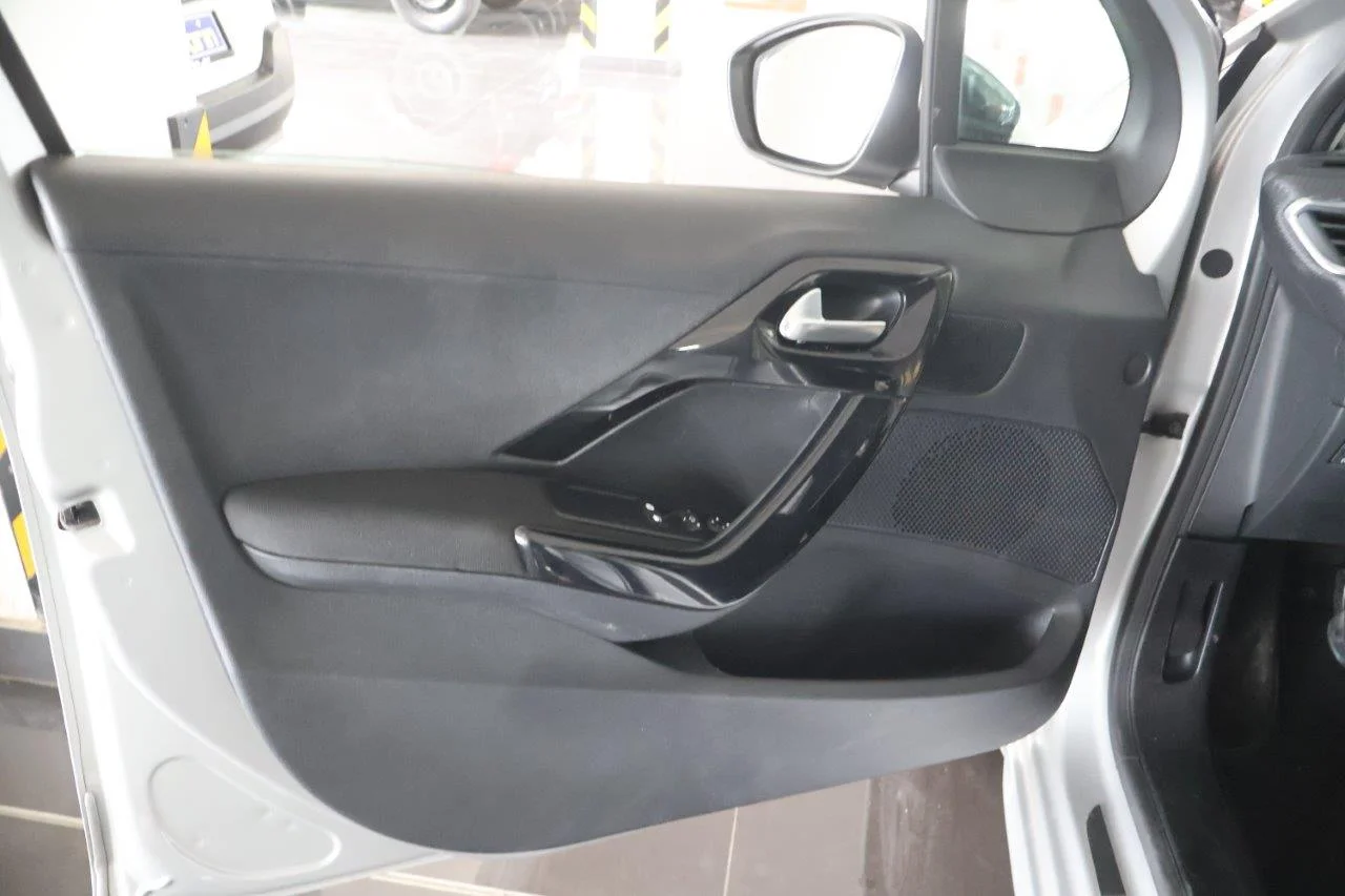 Peugeot 208 - View model 33