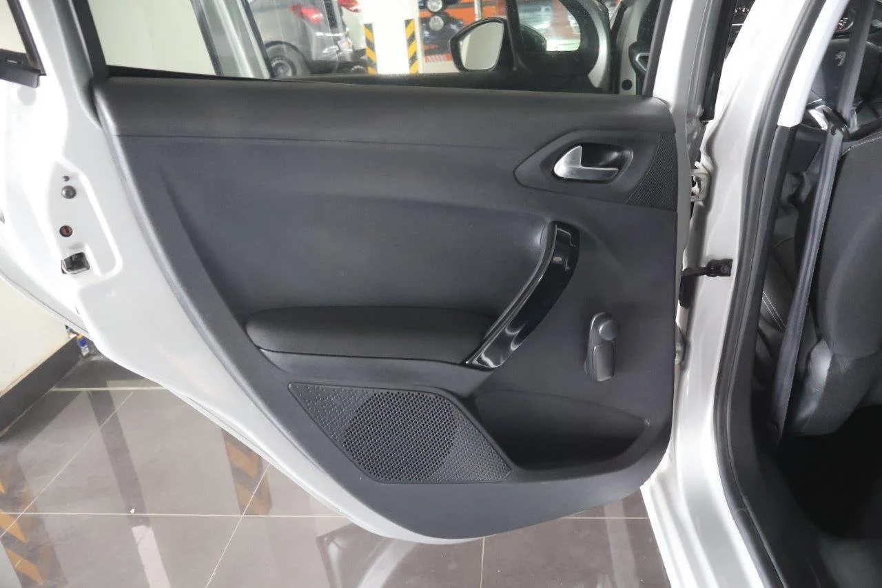Peugeot 208 - View model 36