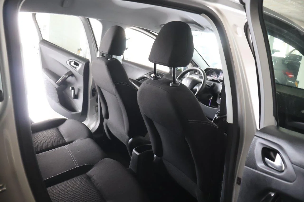 Peugeot 208 - View model 38