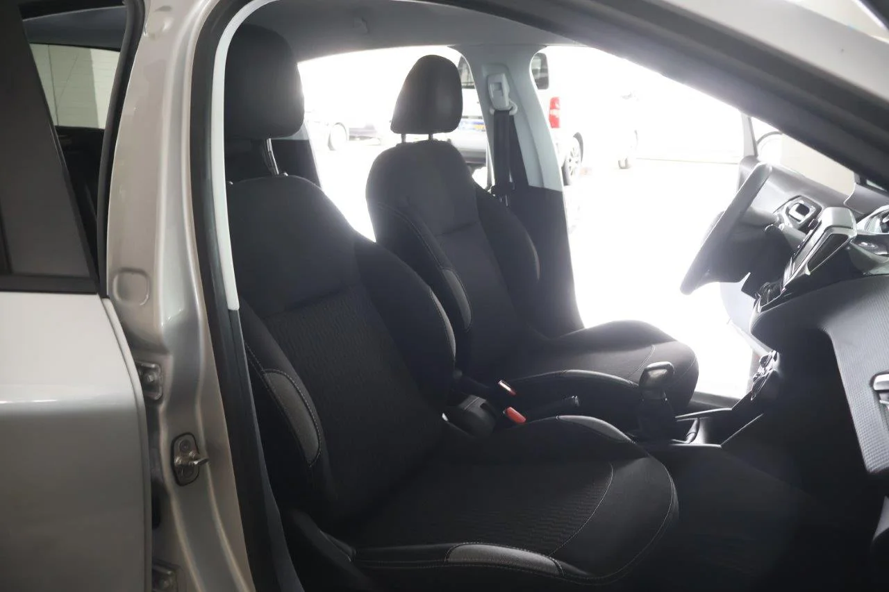 Peugeot 208 - View model 40