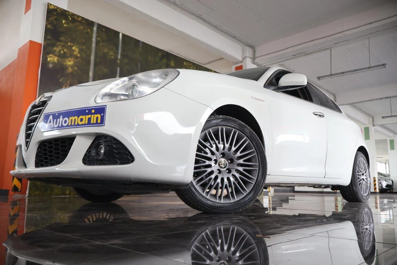 View 2 - Alfa Romeo Giulietta - 2012