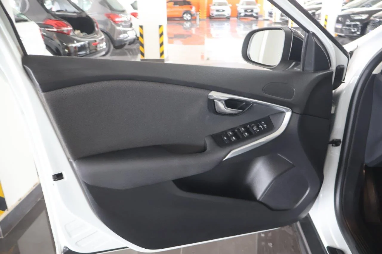 Volvo V40 Cross Country - View model 27