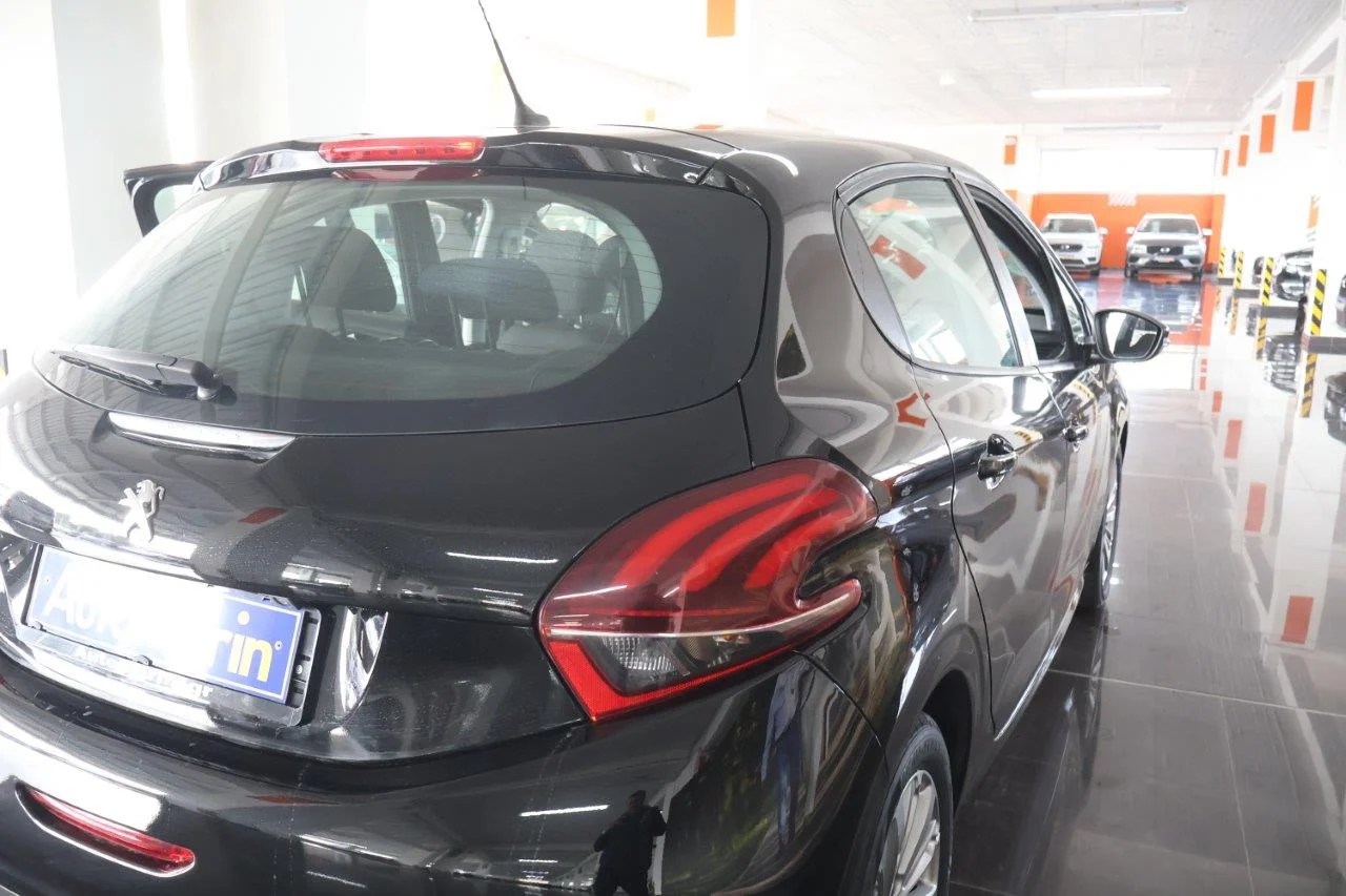 Peugeot 208 - View model 10