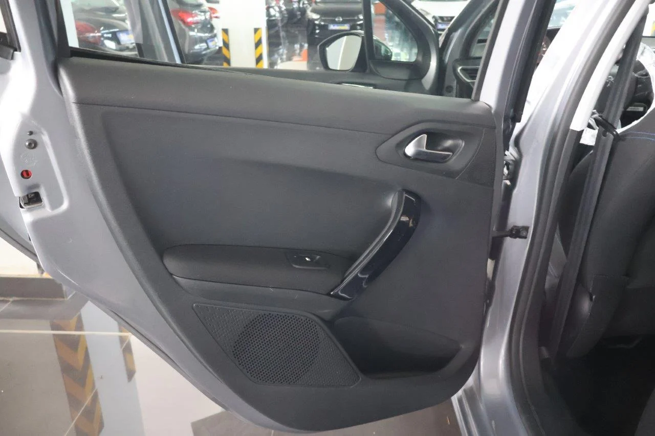 Peugeot 208 - View model 30