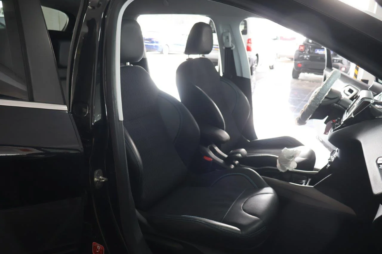 Peugeot 2008 - View model 32