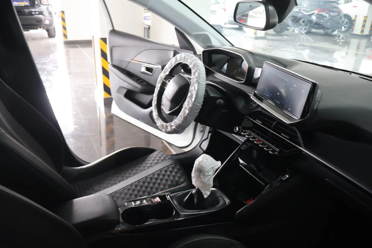 Peugeot 208 - View model 33