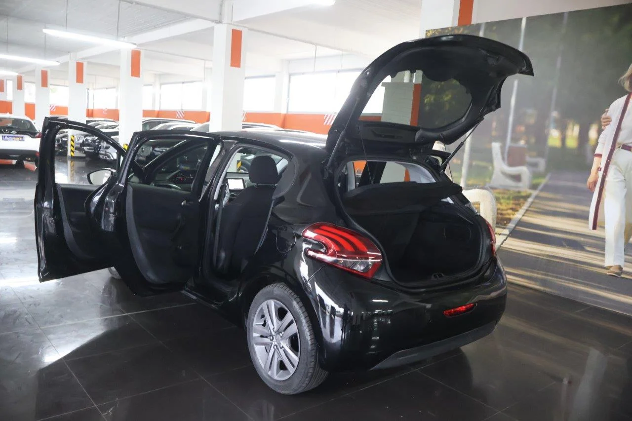 Peugeot 208 - View model 9