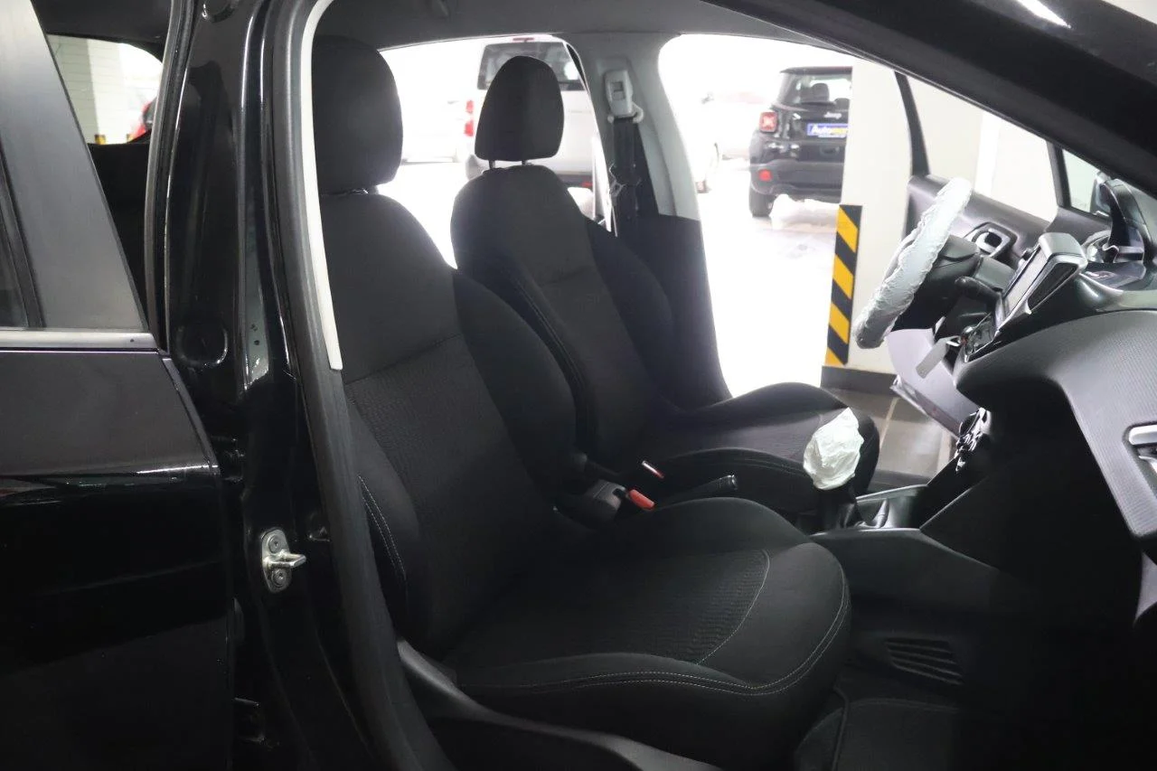 Peugeot 208 - View model 32