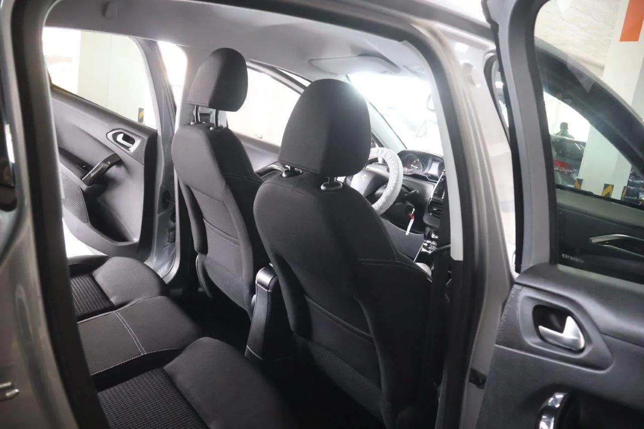 Peugeot 208 - View model 31