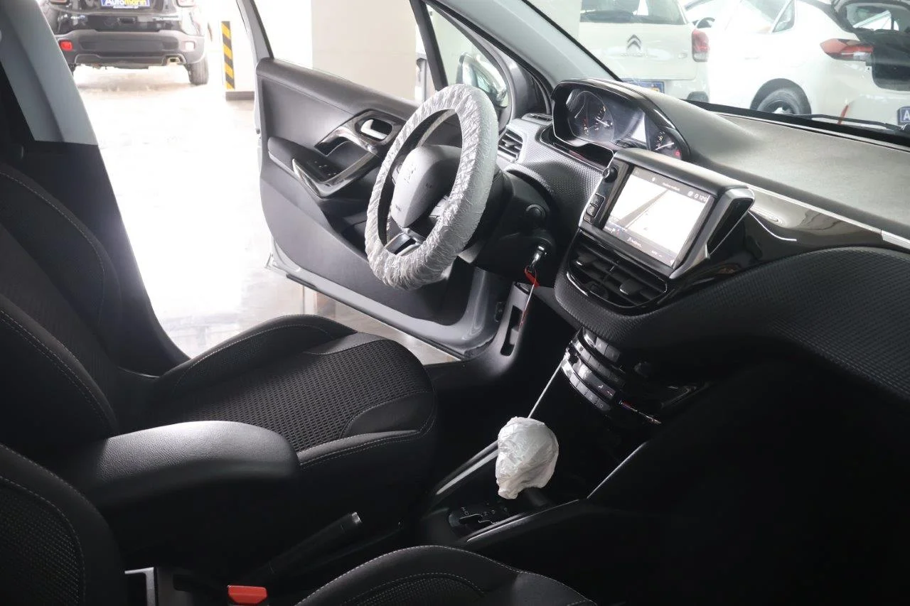 Peugeot 208 - View model 34
