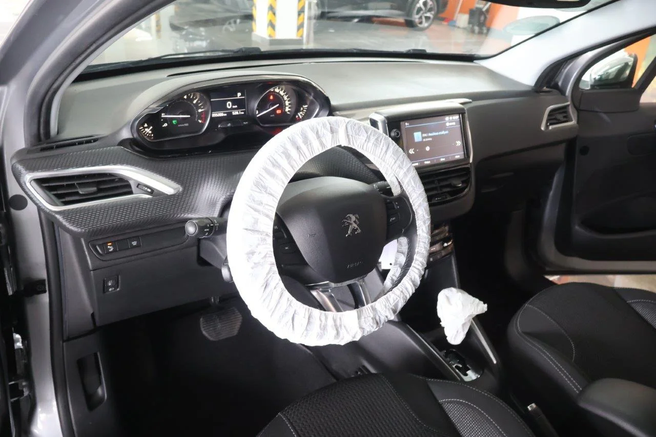 Peugeot 208 - View model 37