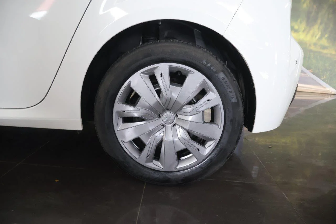 Peugeot 208 - View model 12