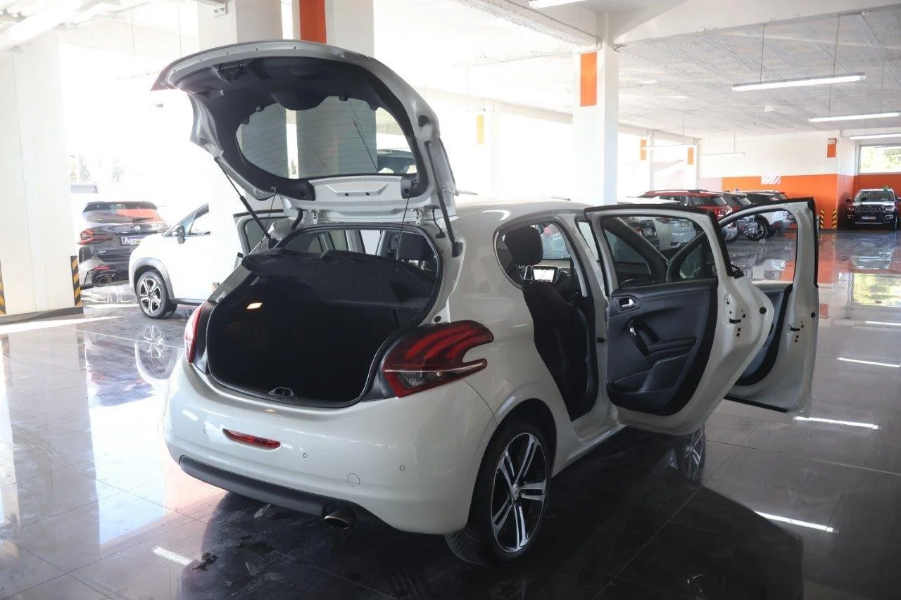 Peugeot 208 - View model 7