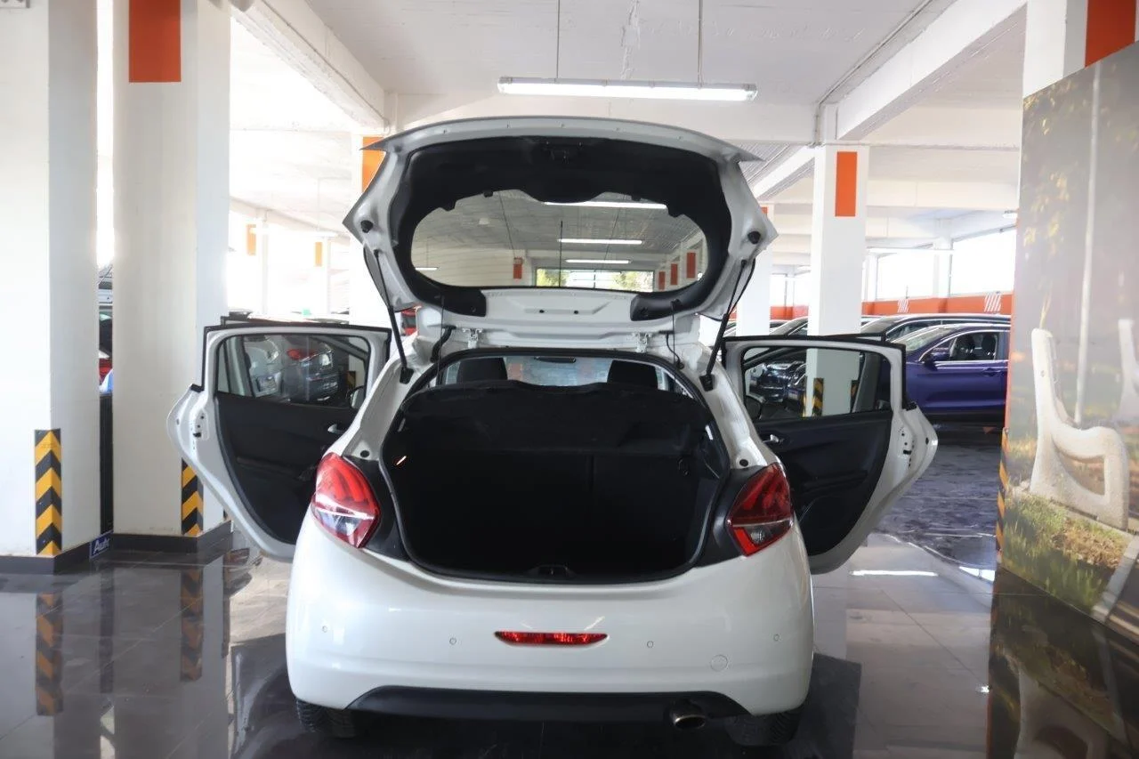 Peugeot 208 - View model 8