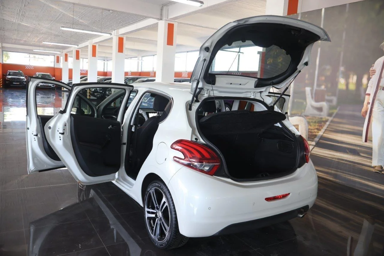 Peugeot 208 - View model 9