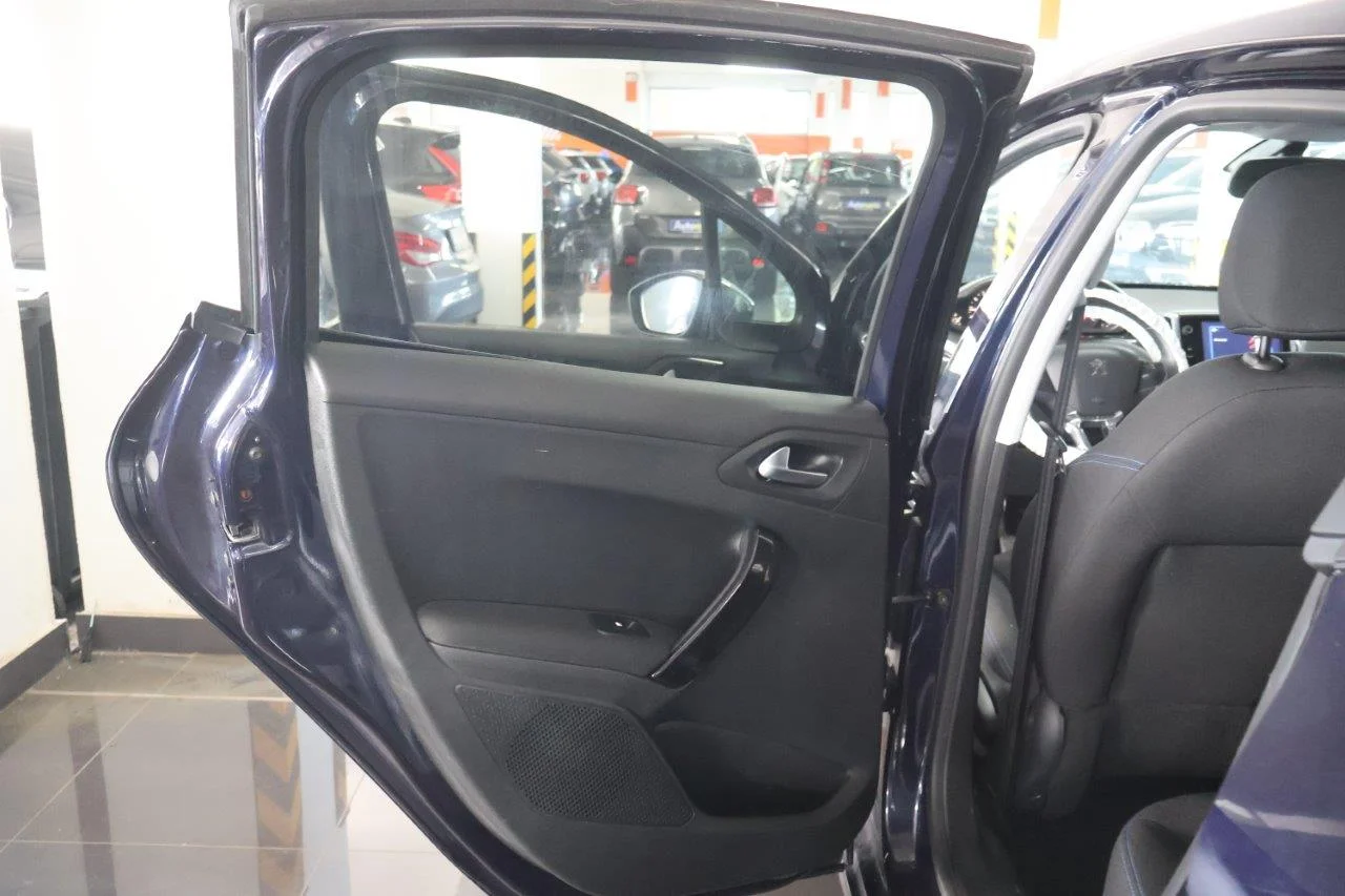 Peugeot 208 - View model 31