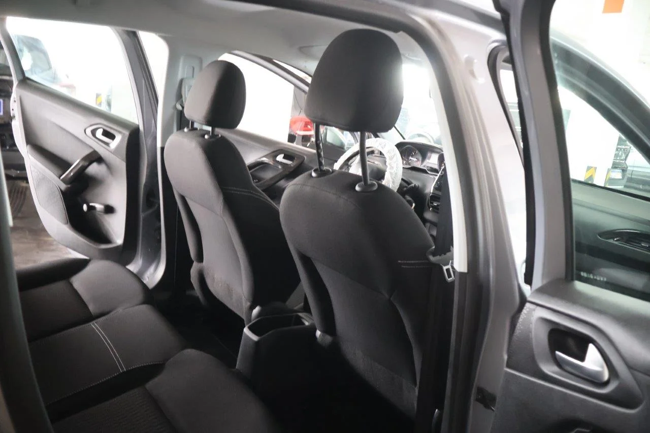 Peugeot 208 - View model 32