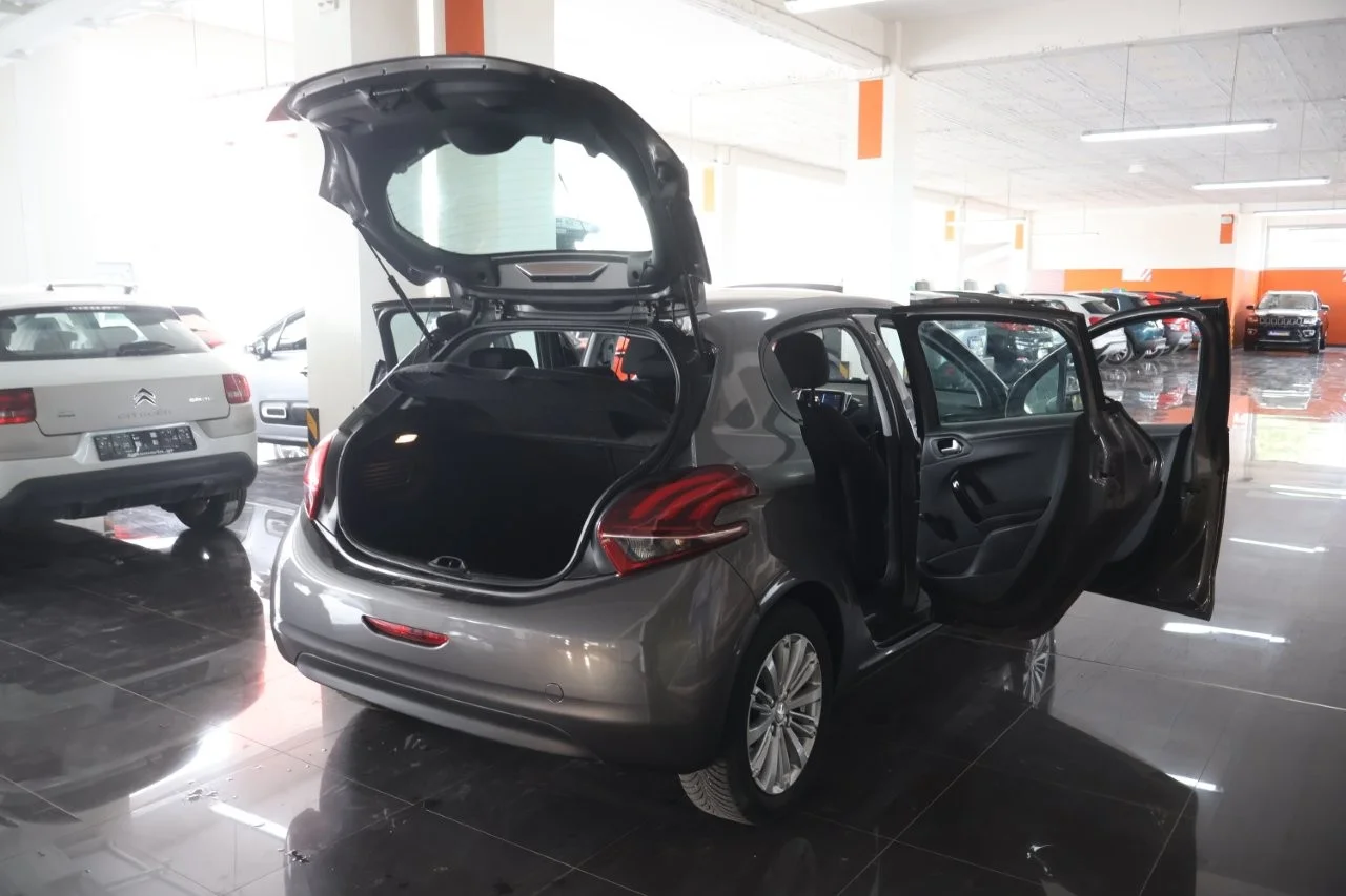 Peugeot 208 - View model 7