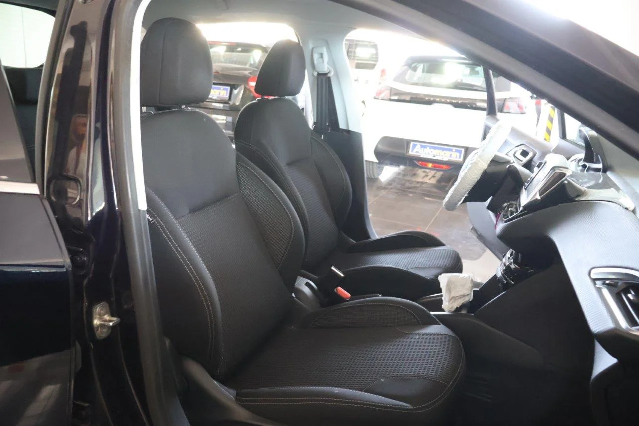 Peugeot 208 - View model 28