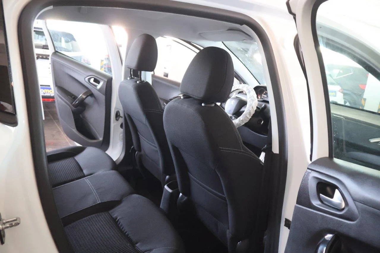Peugeot 208 - View model 31