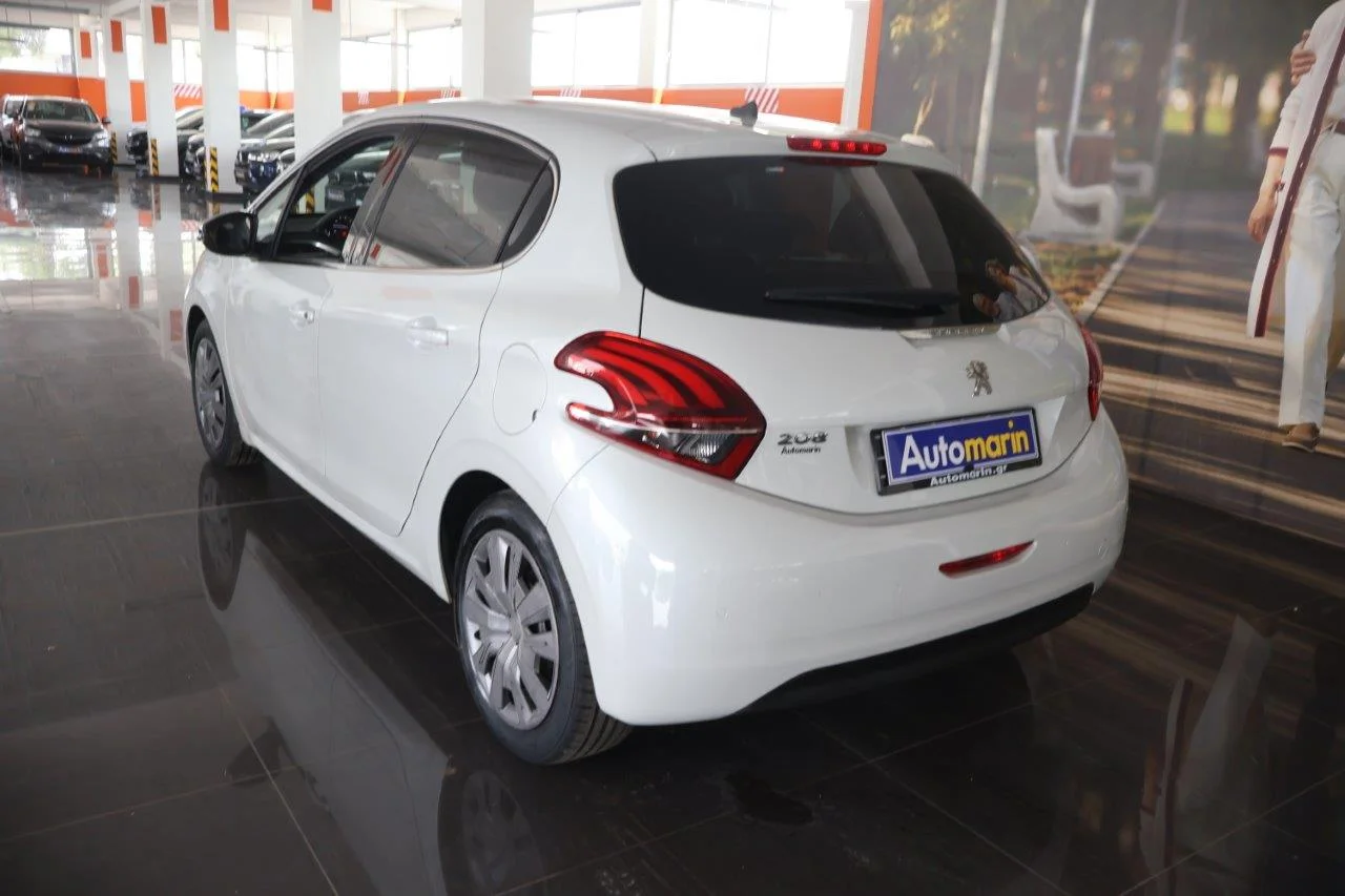 Peugeot 208 - View model 6