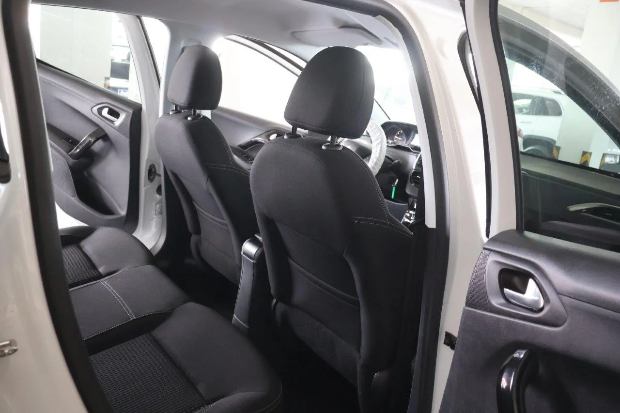 Peugeot 208 - View model 32