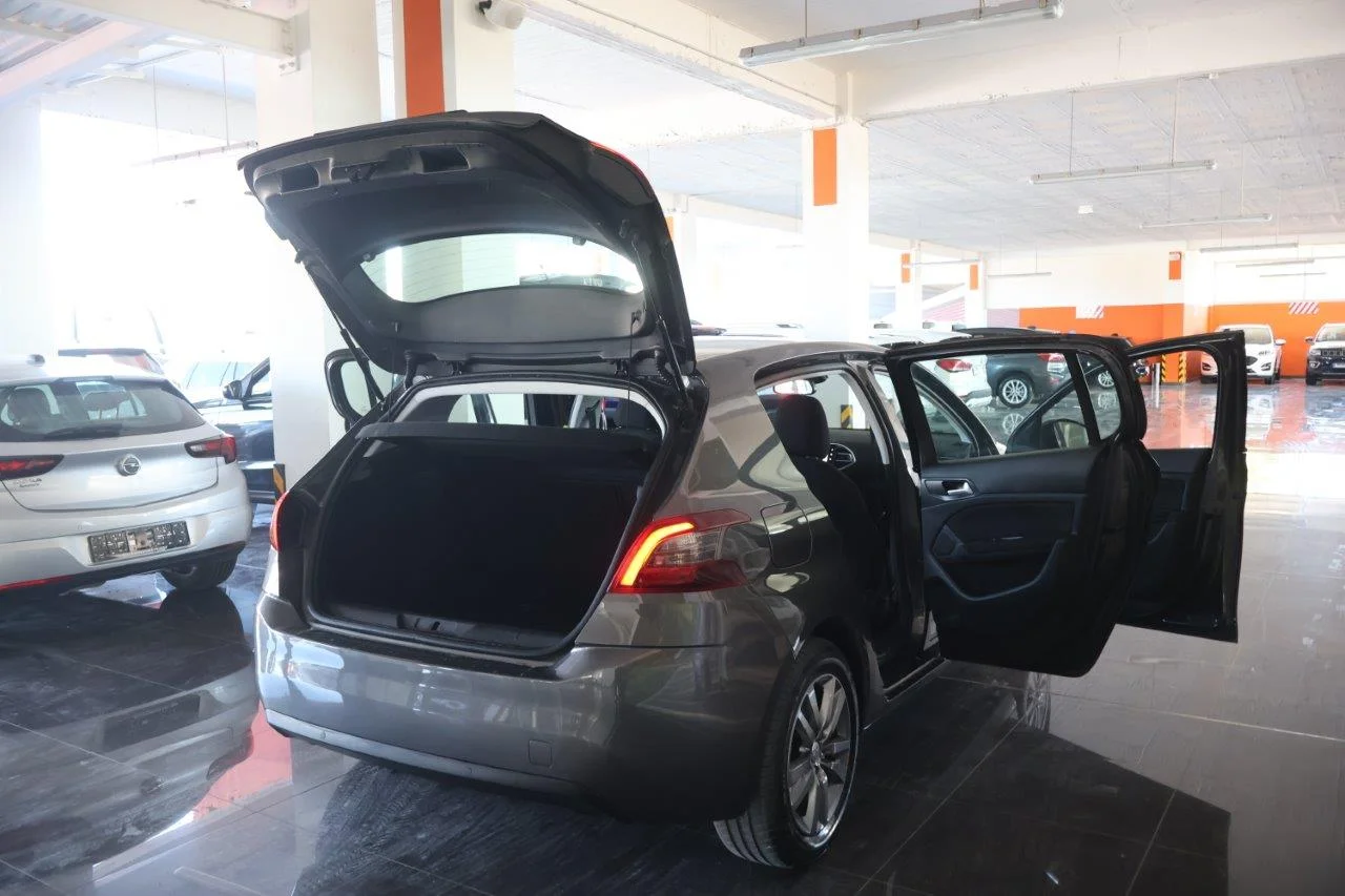 Peugeot 308 - View model 6