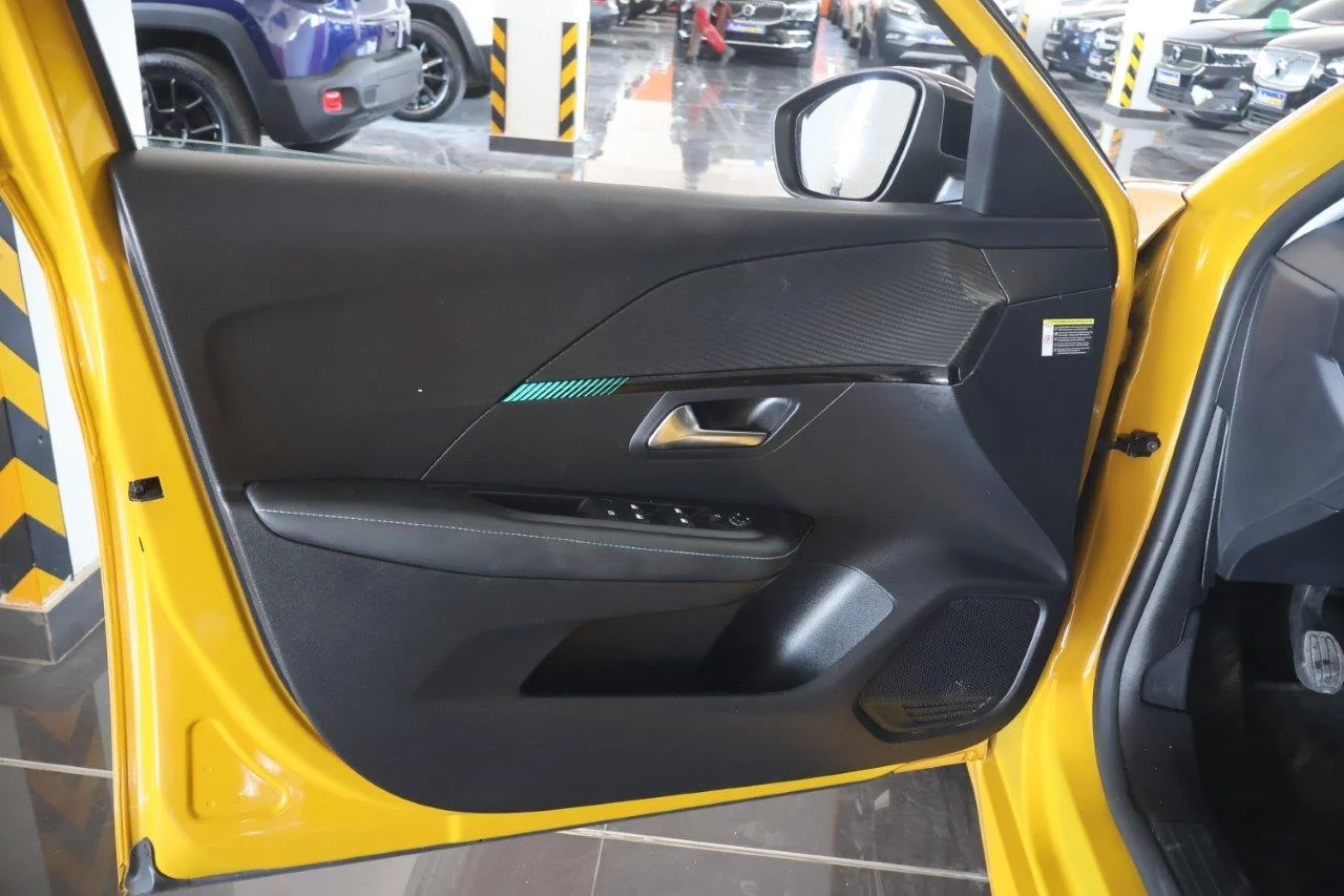 Peugeot 208 - View model 32