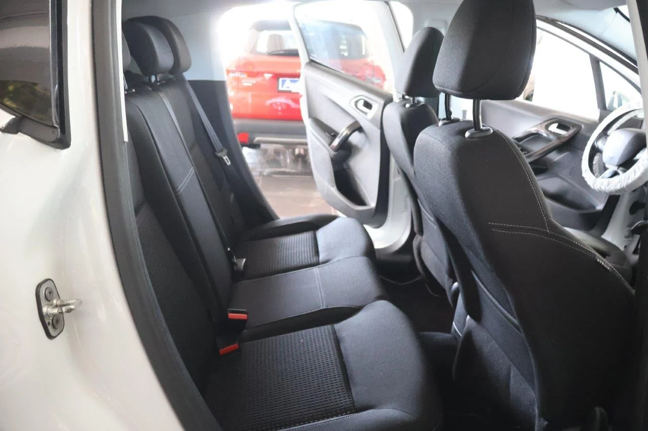 Peugeot 208 - View model 28