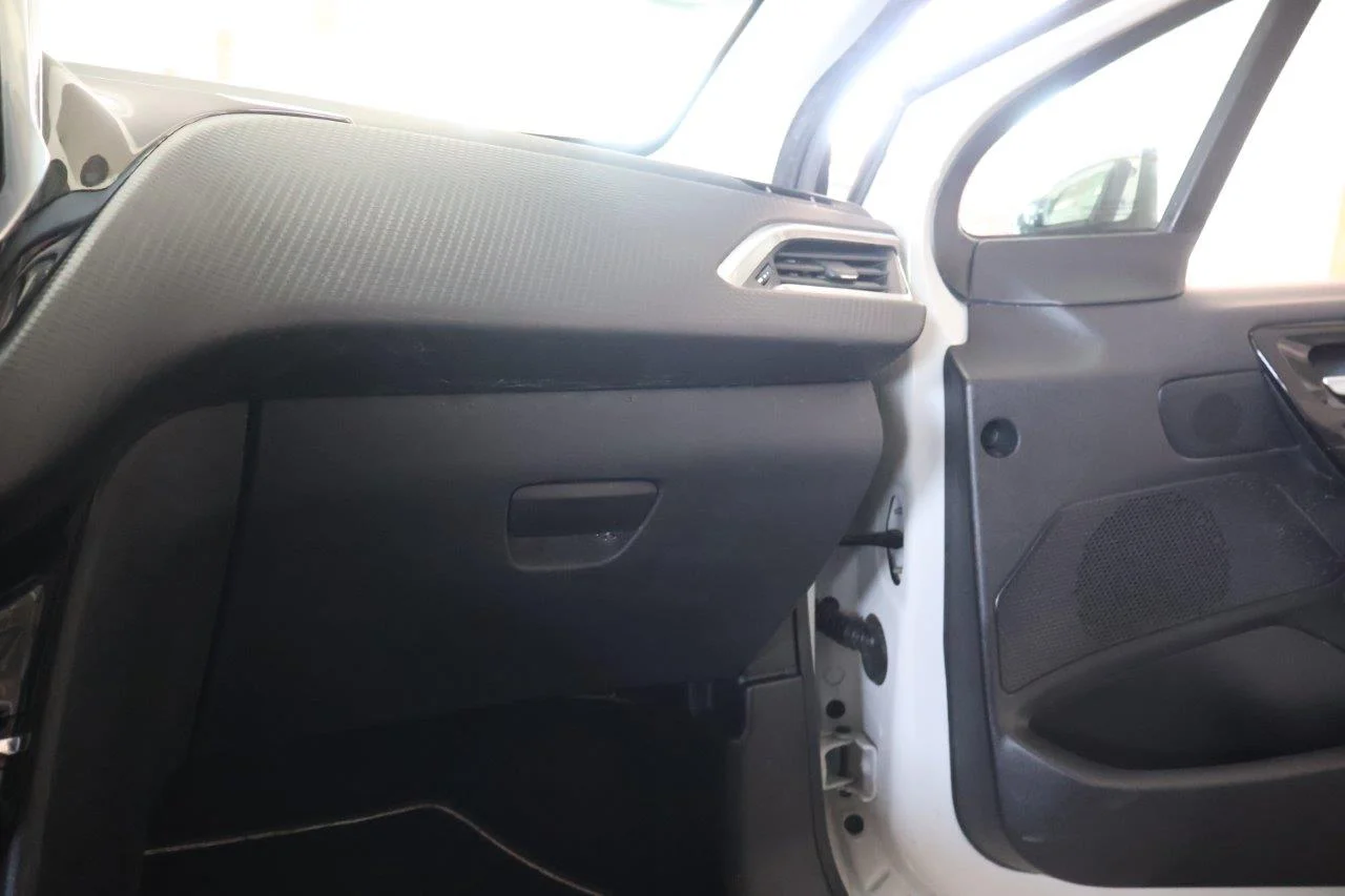 Peugeot 208 - View model 31