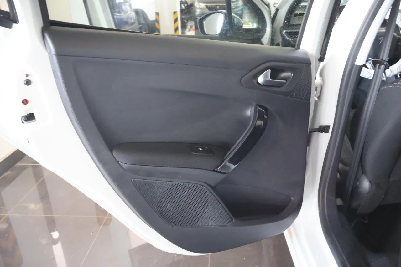 Peugeot 208 - View model 35